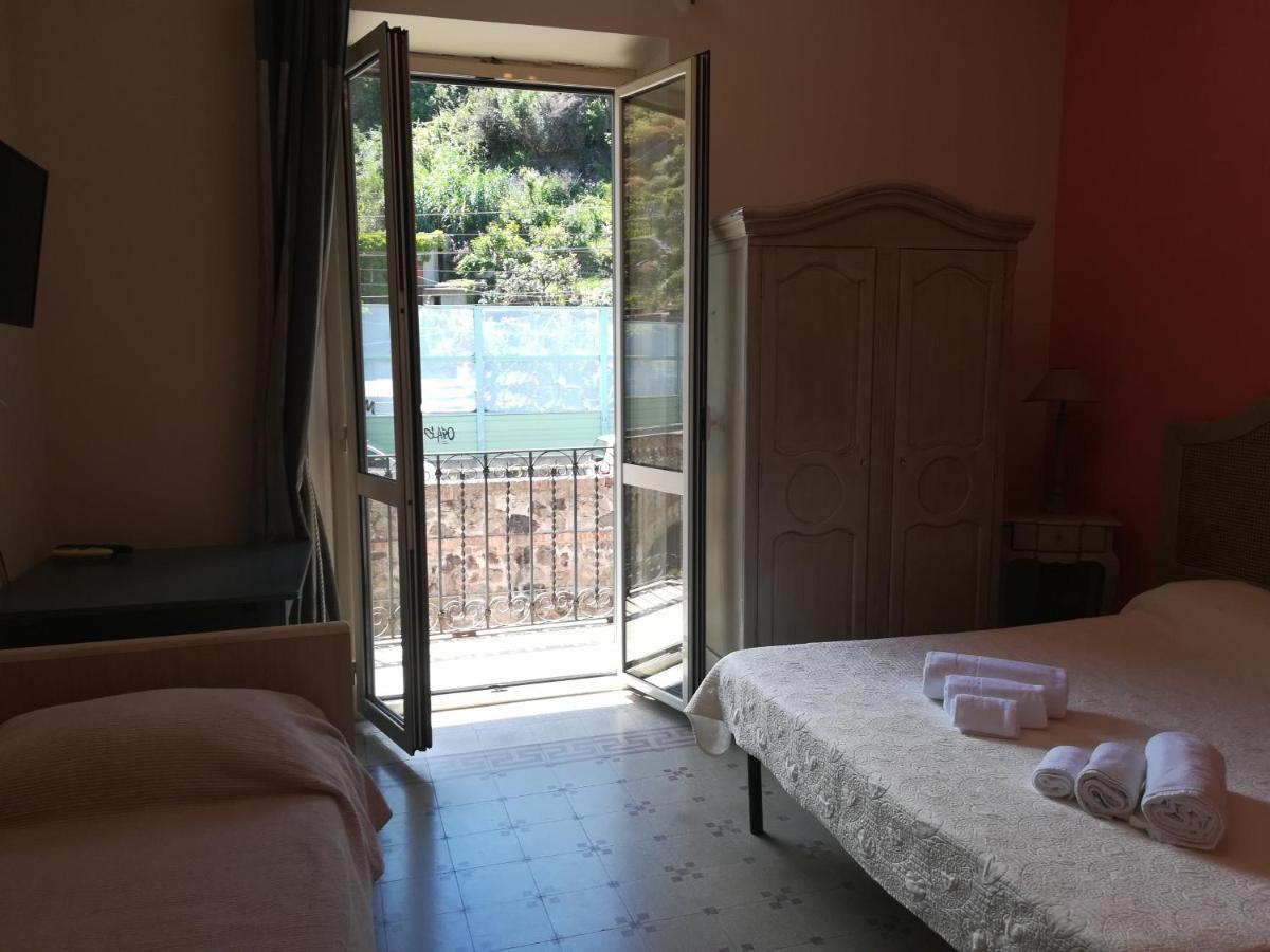 B&B A Due Passi Dal Mare Шилла Экстерьер фото
